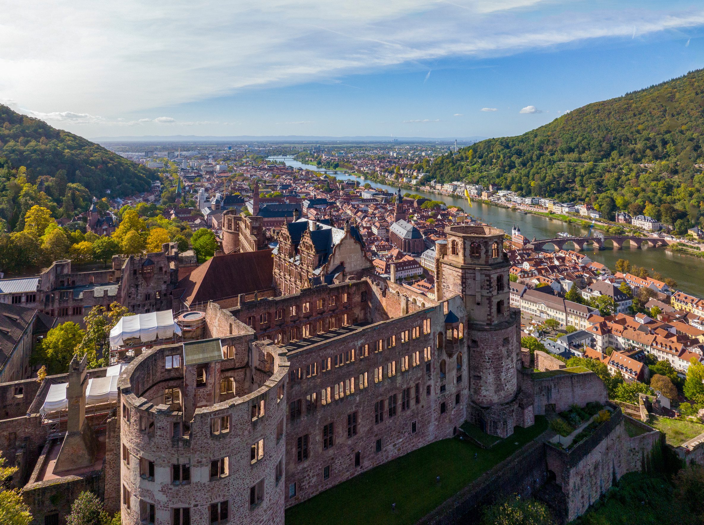     查詢成功

一張俯瞰德國海德堡 (Heidelberg) 市區的廣角照片，焦點是前景雄偉的海德堡城堡。