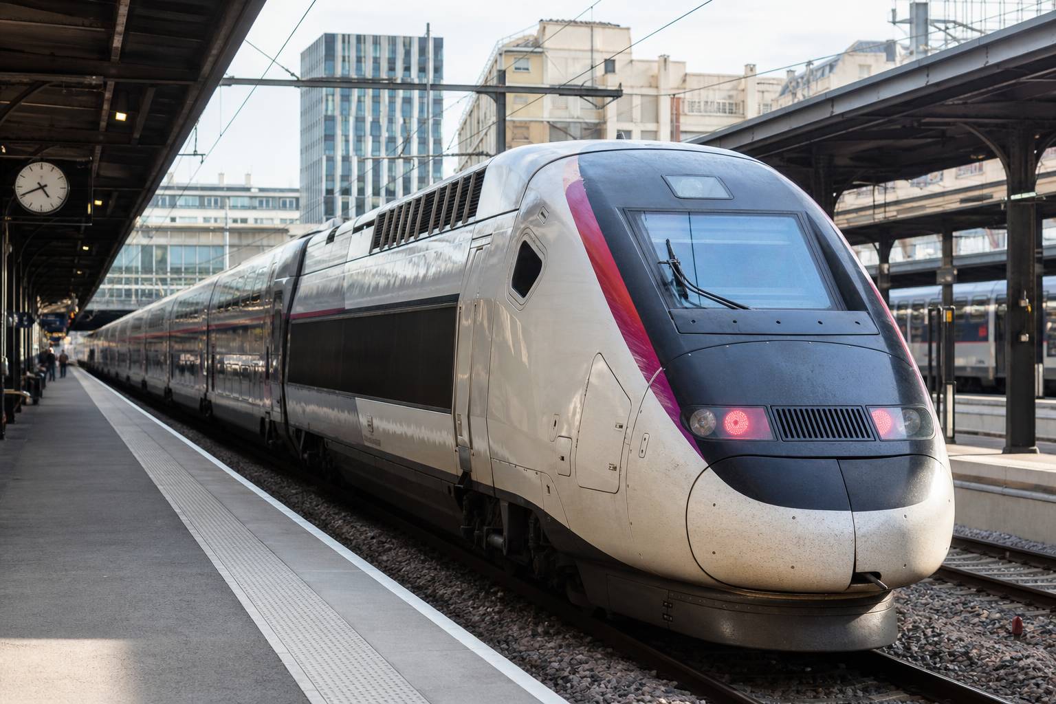 法國 TGV 高鐵列車停靠月台，自由行城市間交通方式