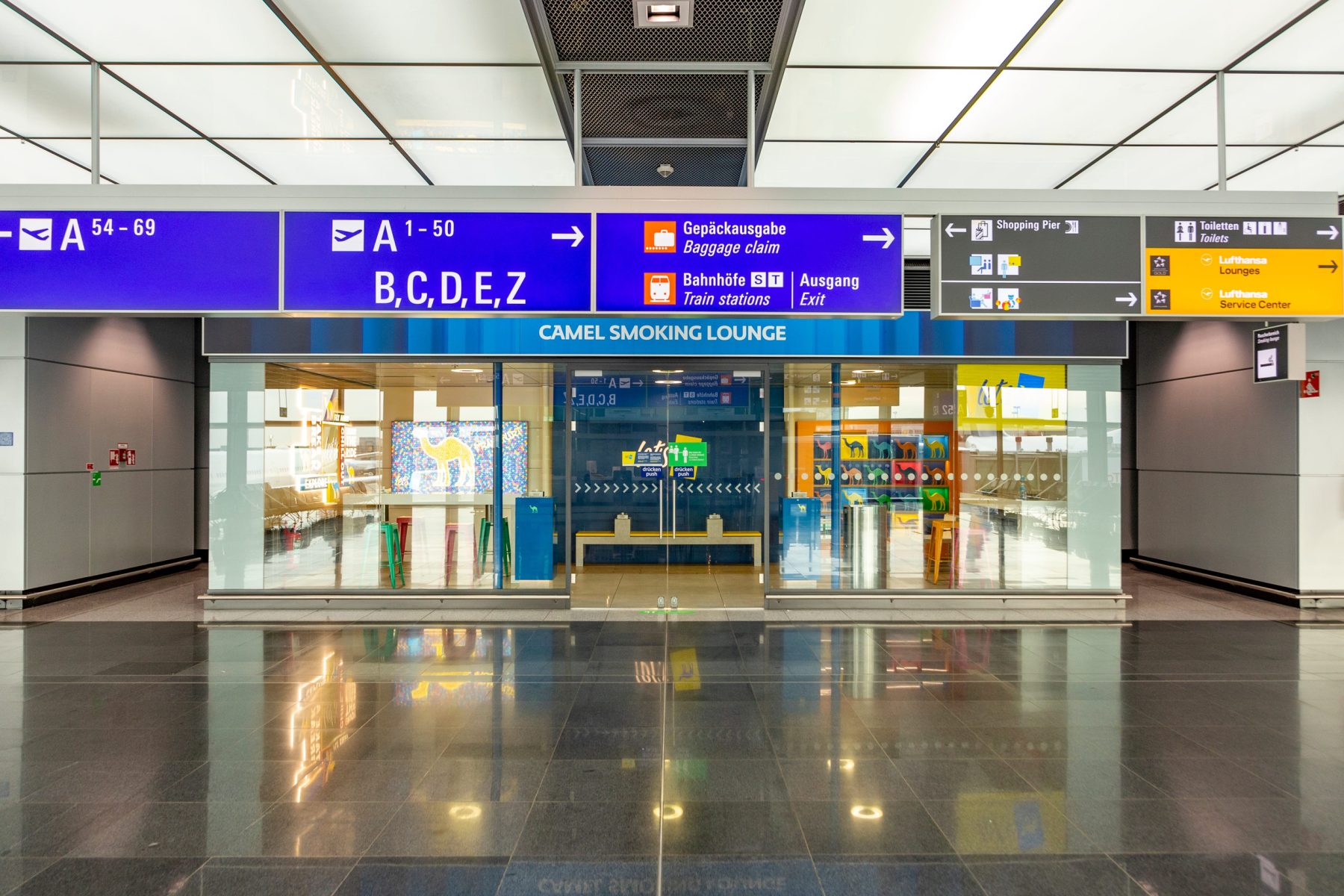 法蘭克福機場藍色 Bahnhöfe／Train stations 指標，指向長途與區域車站