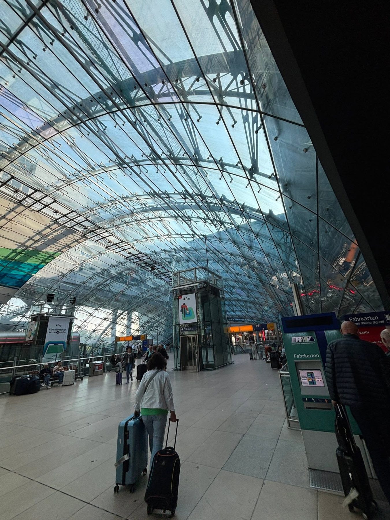 法蘭克福機場 Fernbahnhof Fahrkarten 售票機、RMV 機台與 Gleis 4-5 指標