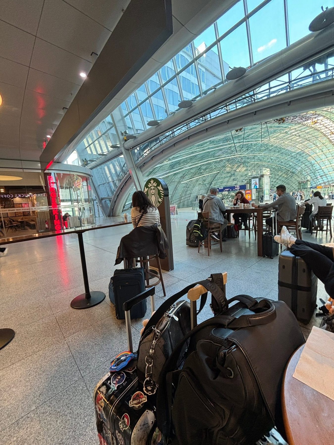 法蘭克福機場 Fernbahnhof 候車區 Starbucks、Burger King 與旅客行李