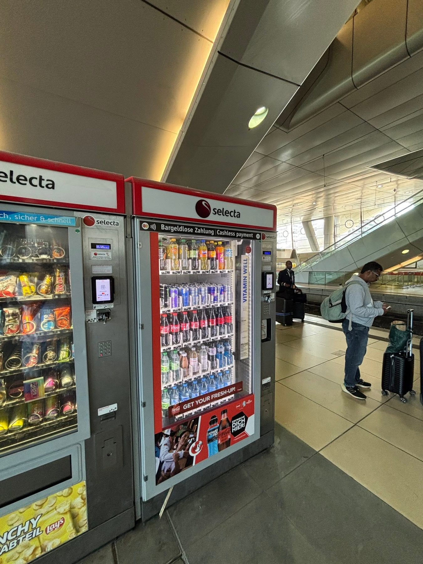 法蘭克福機場 ICE 月台 Selecta 零食與飲料販賣機，標示 Cashless payment