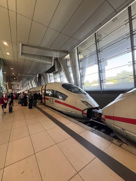 法蘭克福機場 Fernbahnhof 月台停靠的白色 ICE 高鐵列車