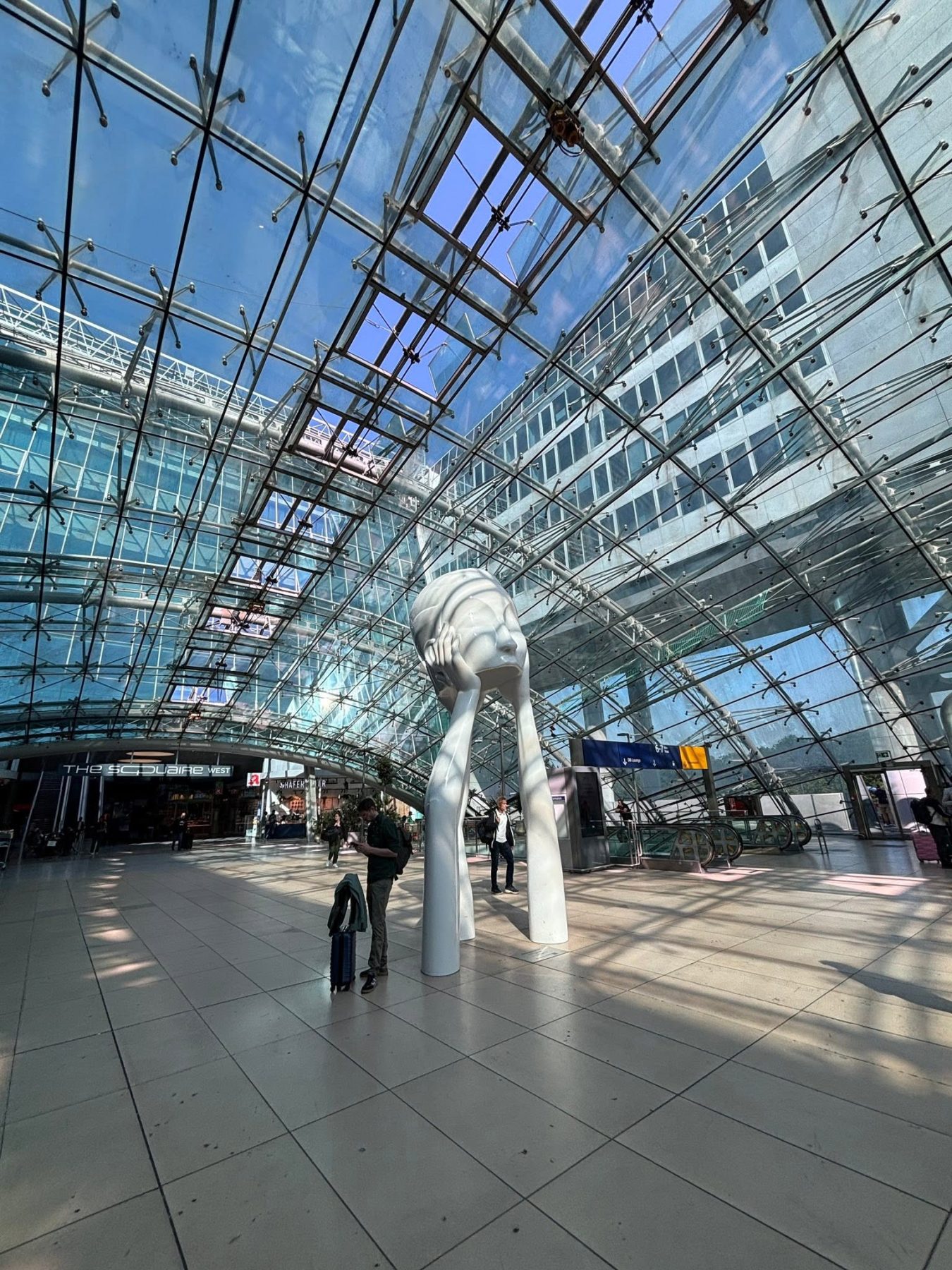 法蘭克福機場 The Squaire West 大廳、白色雕塑與通往 Fernbahnhof 的電扶梯