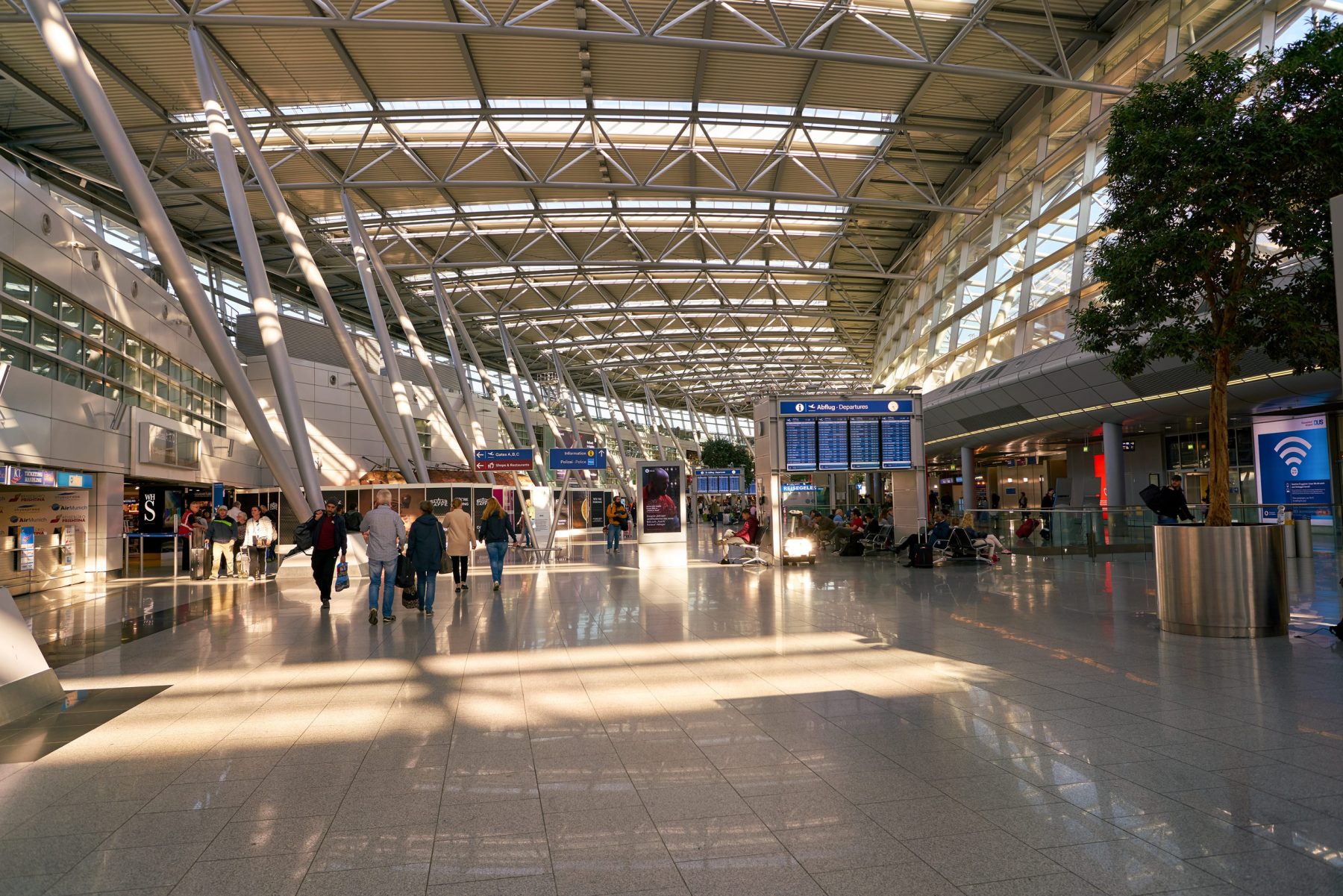 法蘭克福機場明亮大廳與 Abflug Departures 電子看板