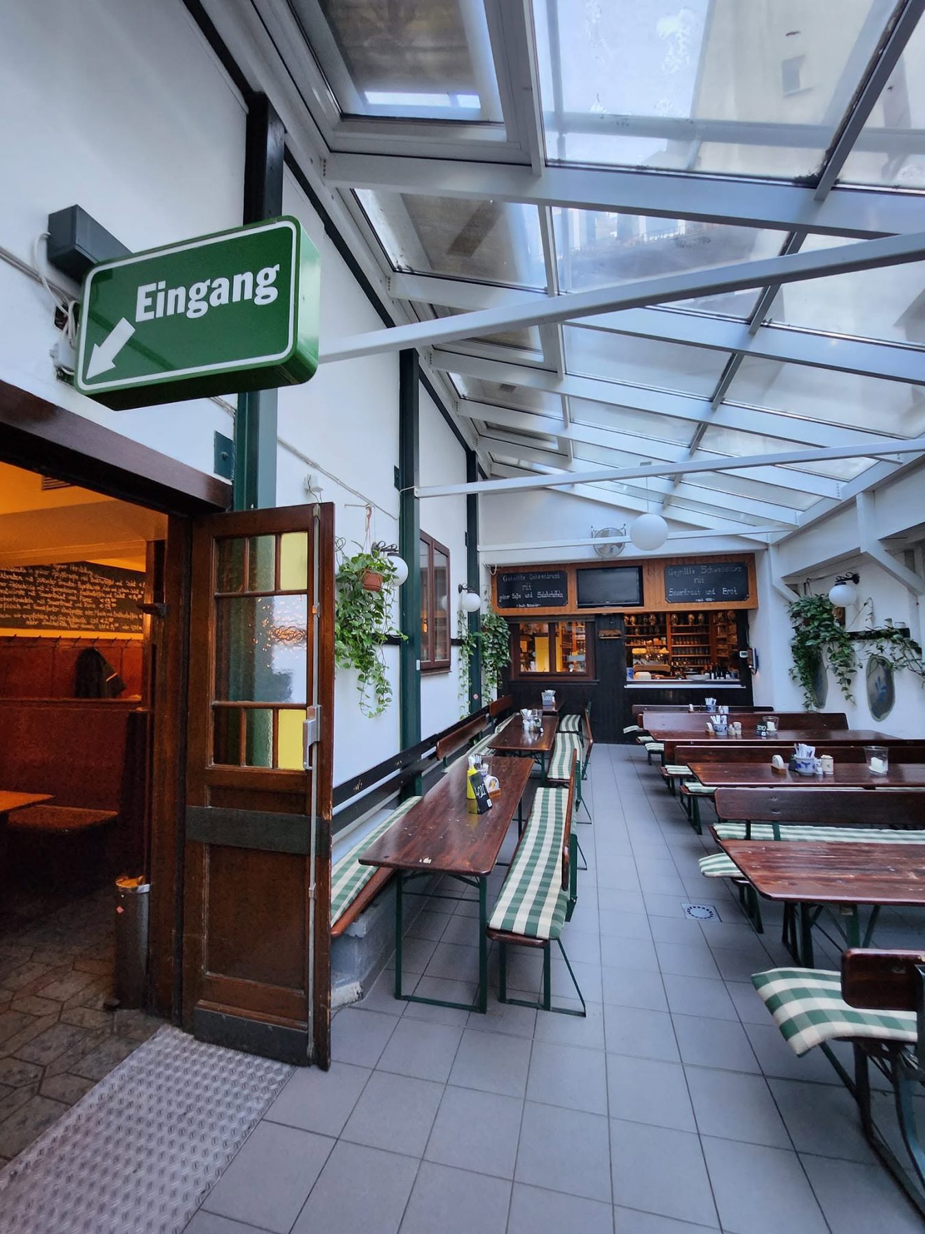 法蘭克福 Dauth-Schneider 玻璃頂庭院、Eingang 指標與豬腳黑板菜單