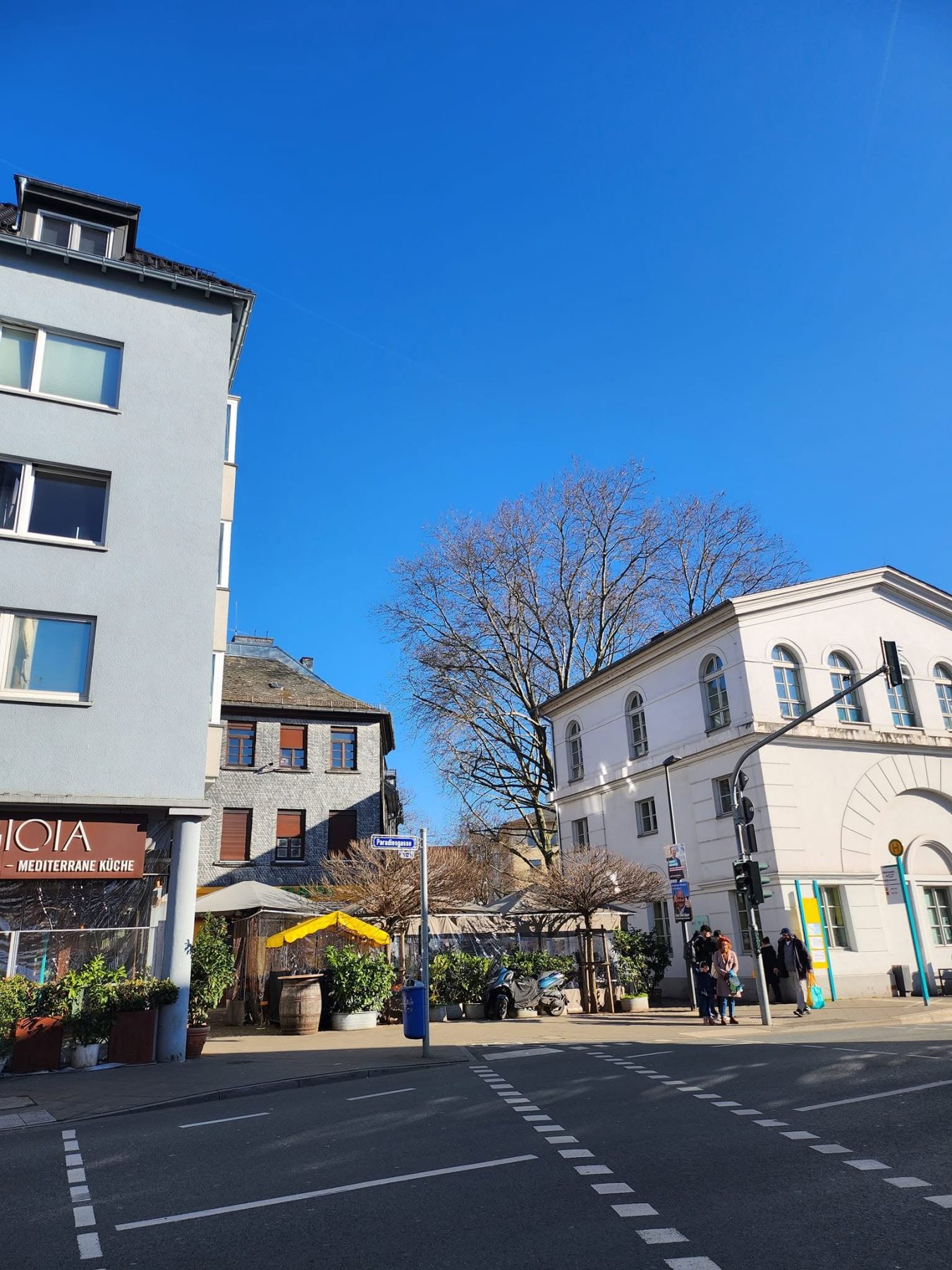 法蘭克福薩克森豪森 Paradiesgasse 路牌與木桶桌戶外座位區