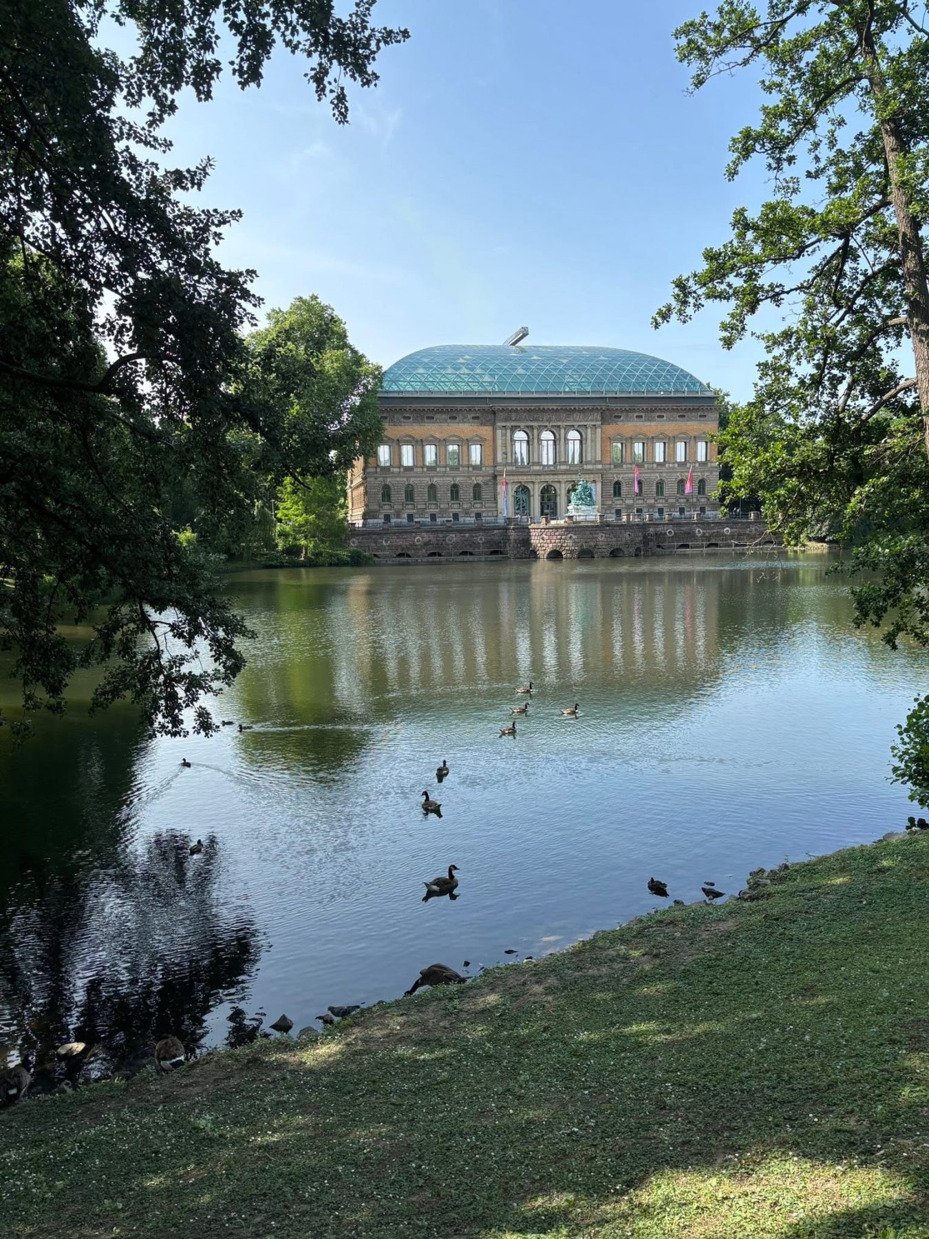 杜塞道夫 K21 當代藝術館古典立面、現代玻璃穹頂與 Kaiserteich 湖面倒影