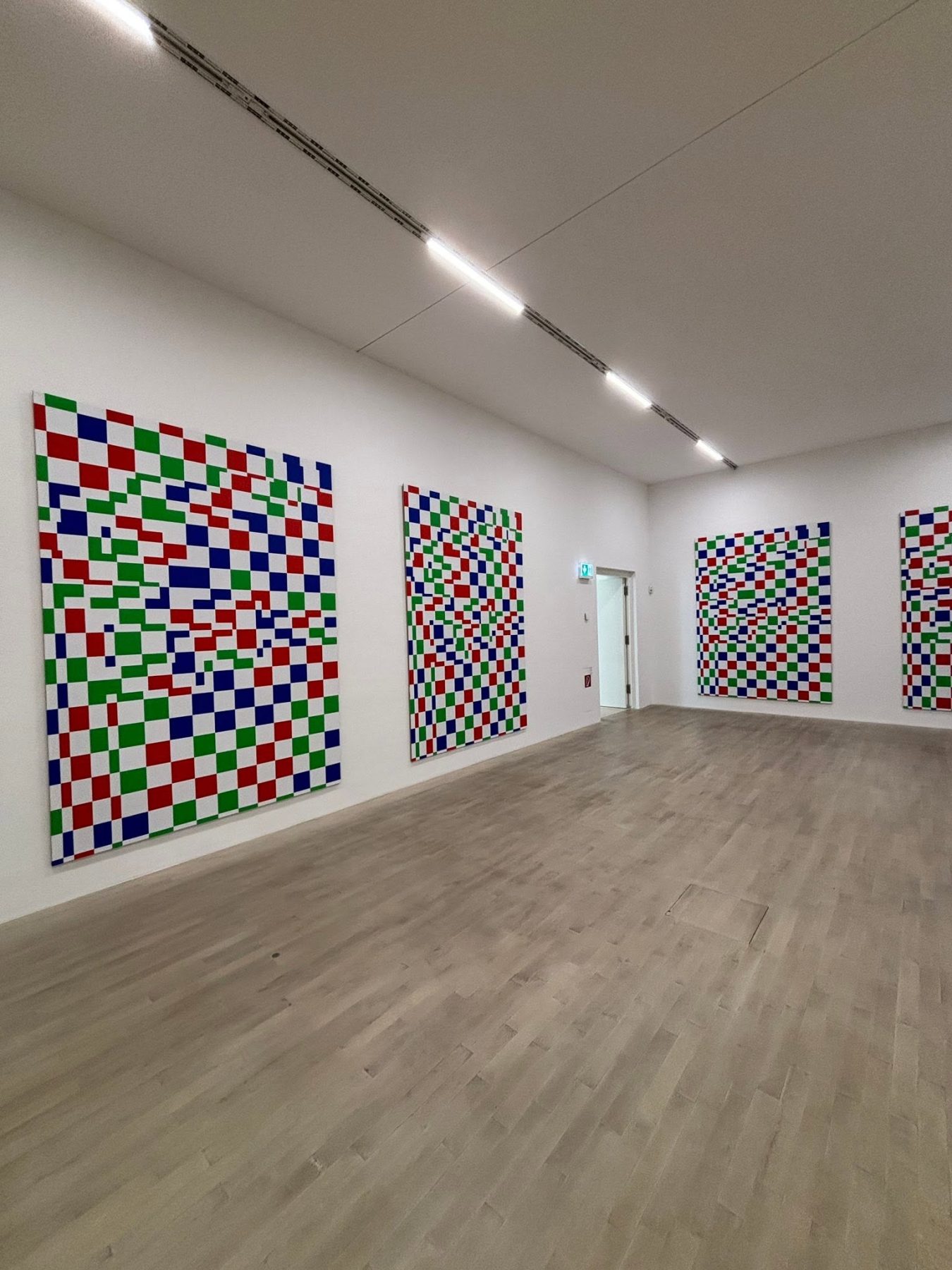 杜塞道夫 K21 白牆展間內大型幾何色塊抽象繪畫