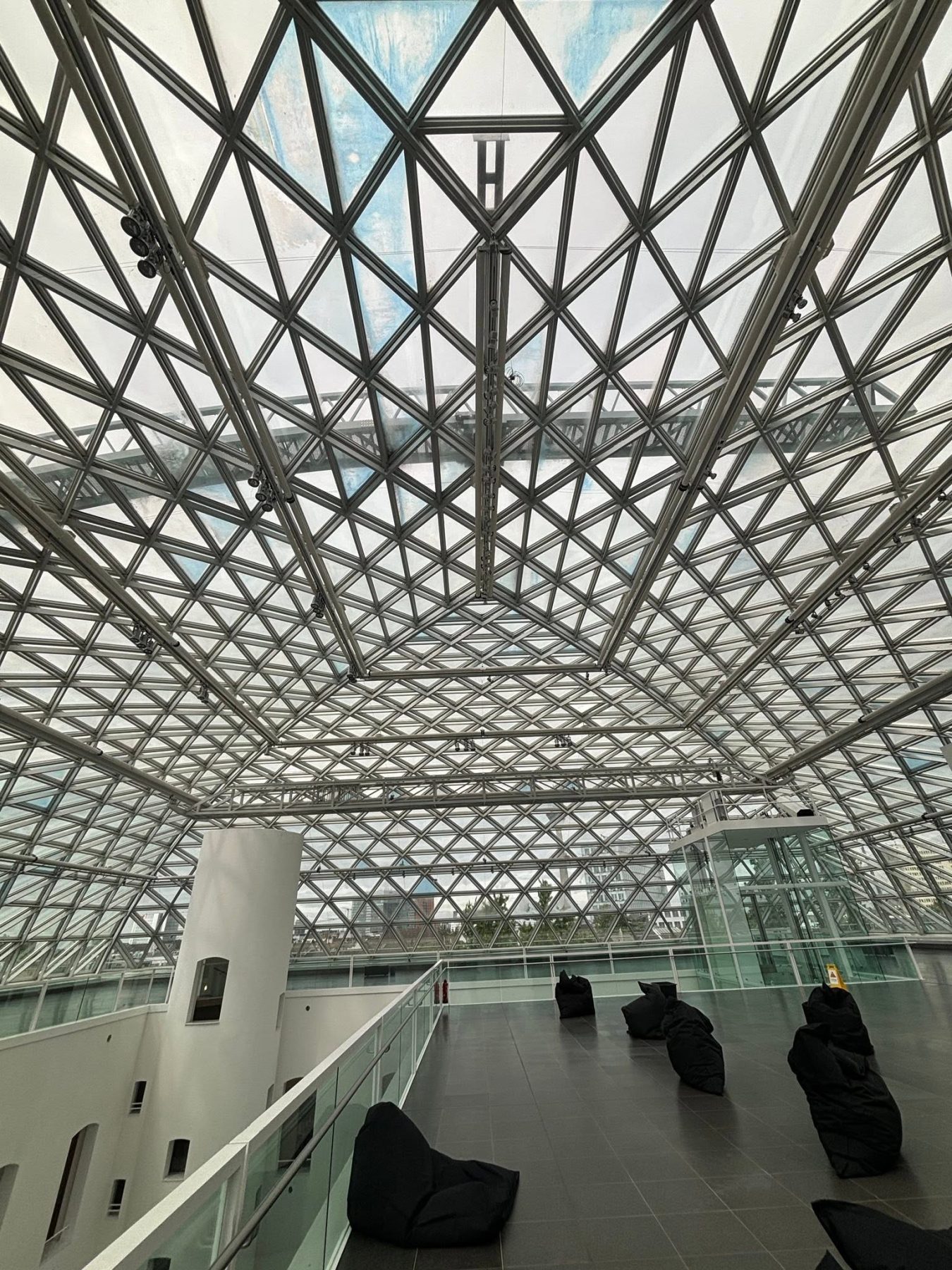 杜塞道夫 K21 頂層玻璃穹頂展區與黑色豆袋座椅