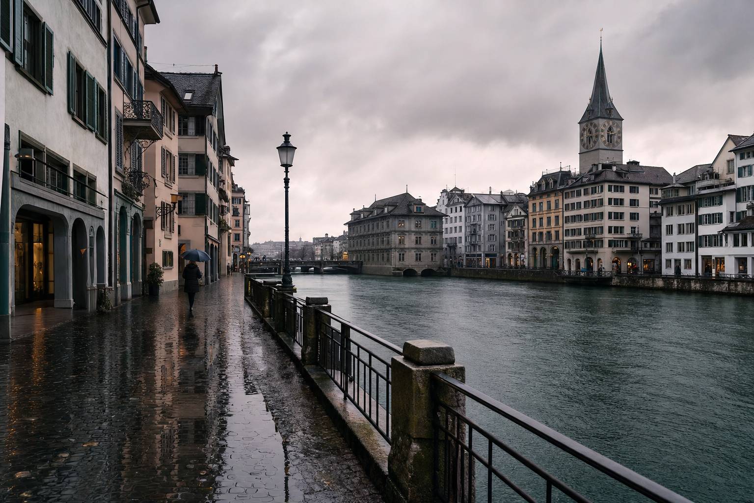 蘇黎世老城雨天石板路與利馬特河，瑞士降雨與備案行程