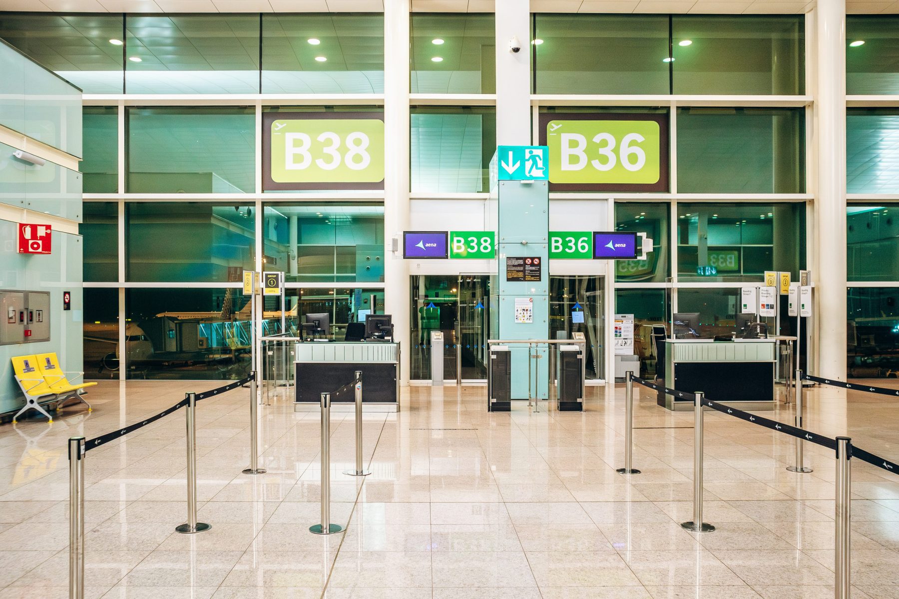 歐洲機場 B38、B36 登機門與空蕩等候區，常見於延誤或深夜時段