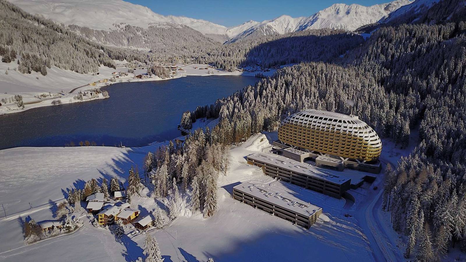 冬季雪景中的 AlpenGold Hotel 與達沃斯湖