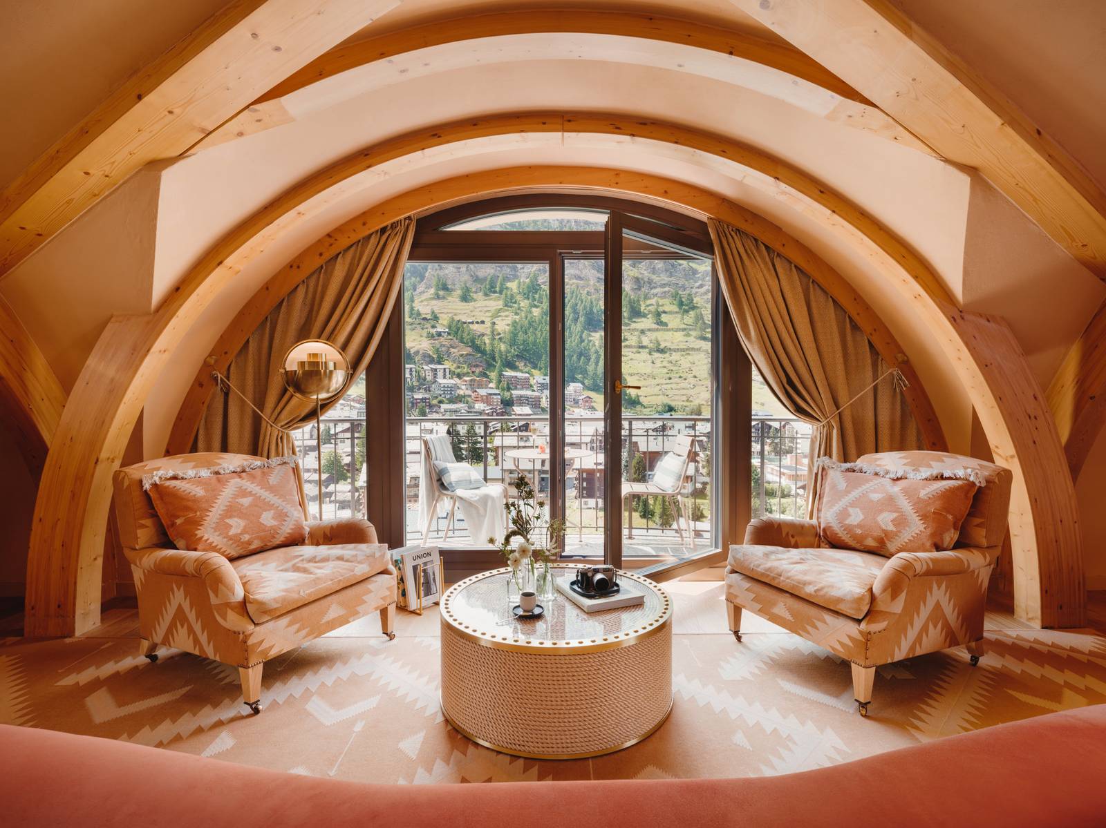 BEAUSiTE Zermatt Tower Spa Suite 木拱起居區