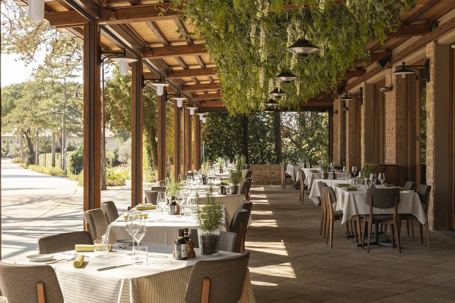 Il Rosmarino 綠蔭下的露天座位