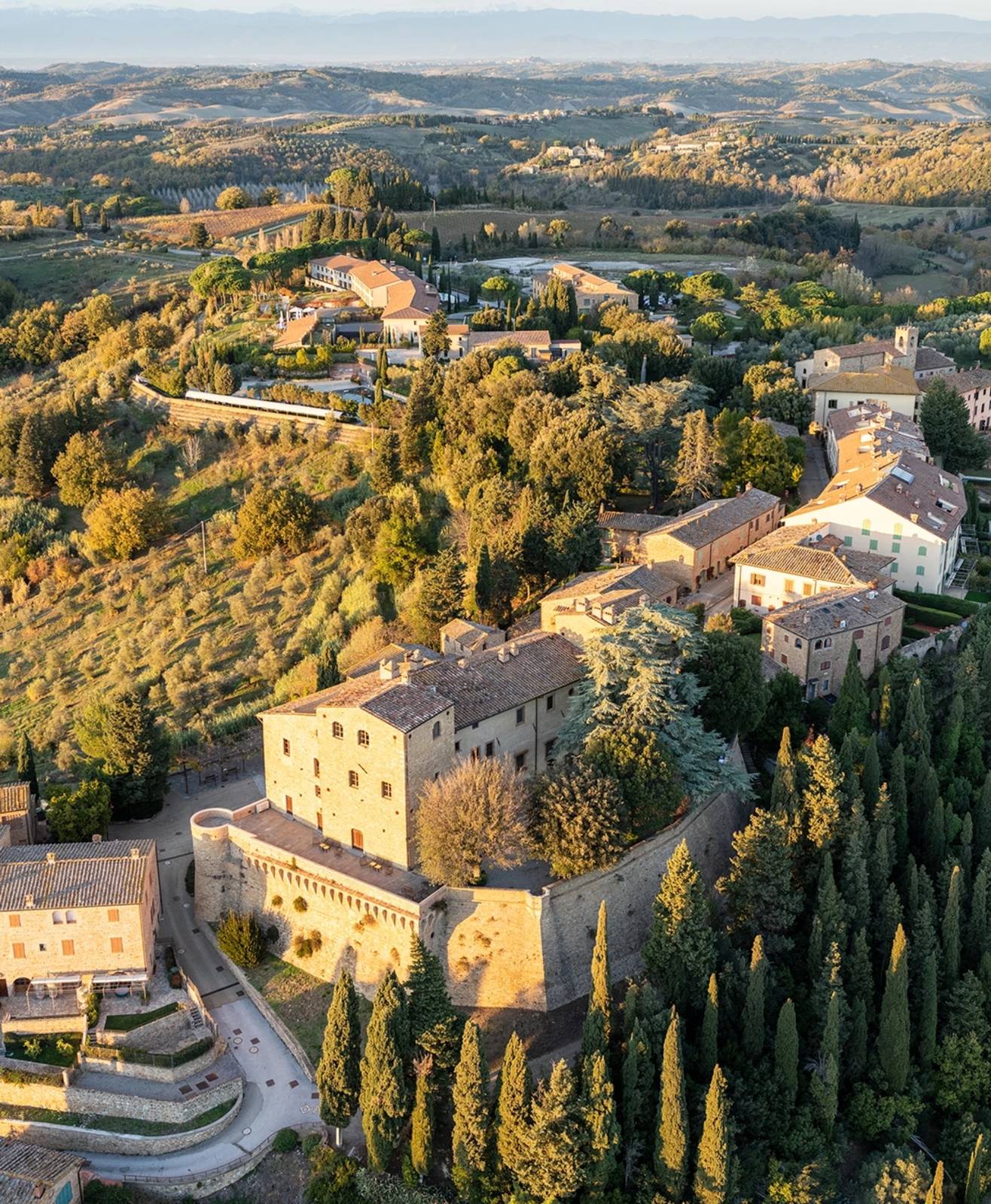 空拍 Castelfalfi 城堡與山城聚落
