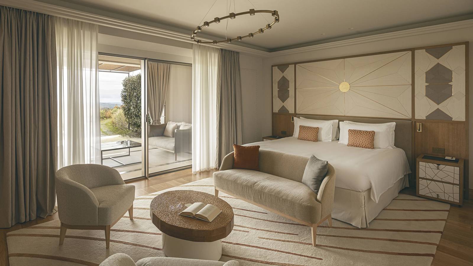 Castelfalfi Grand Suite 臥室與起居區