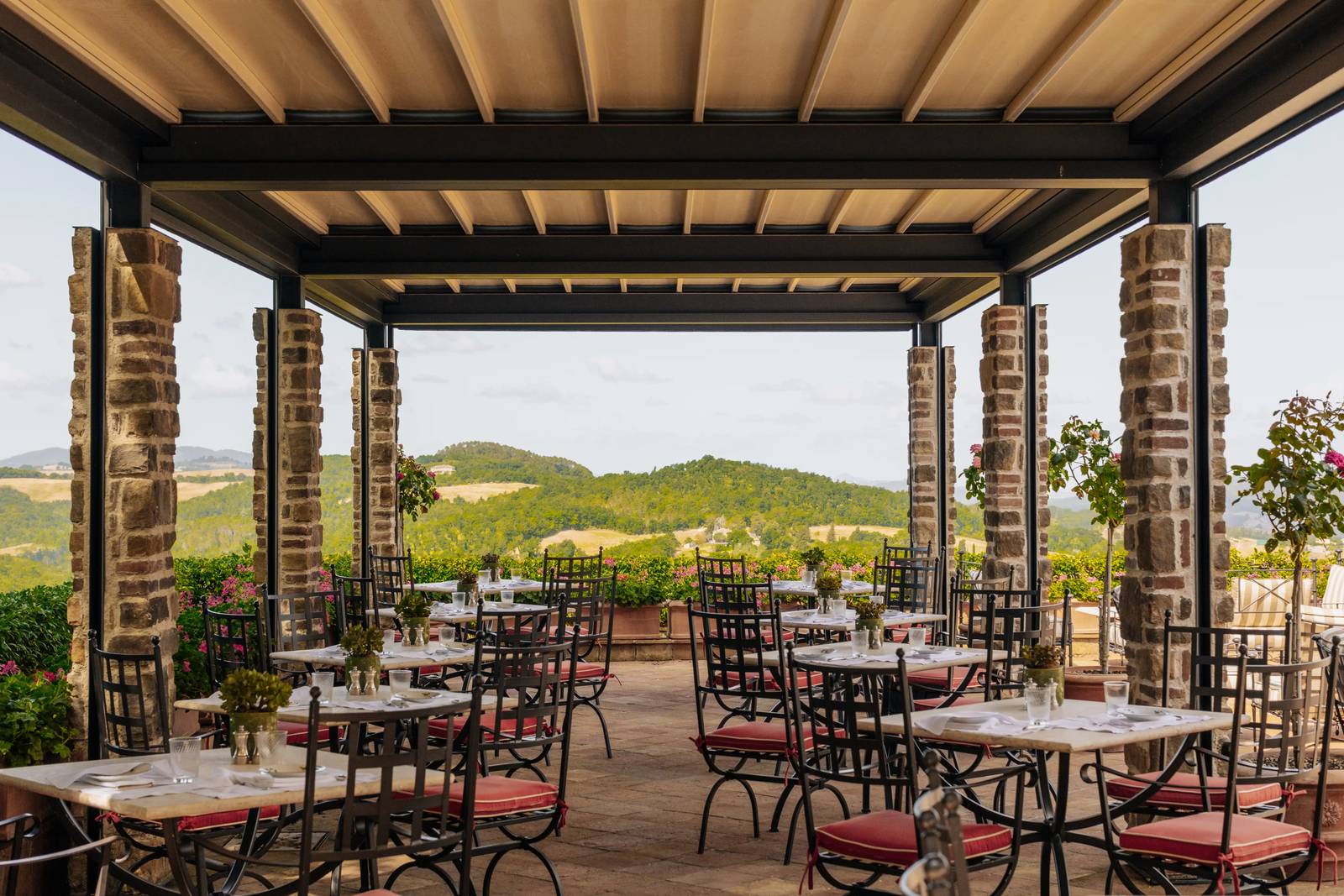 Castello di Casole Emporio 露台面向山谷的座位