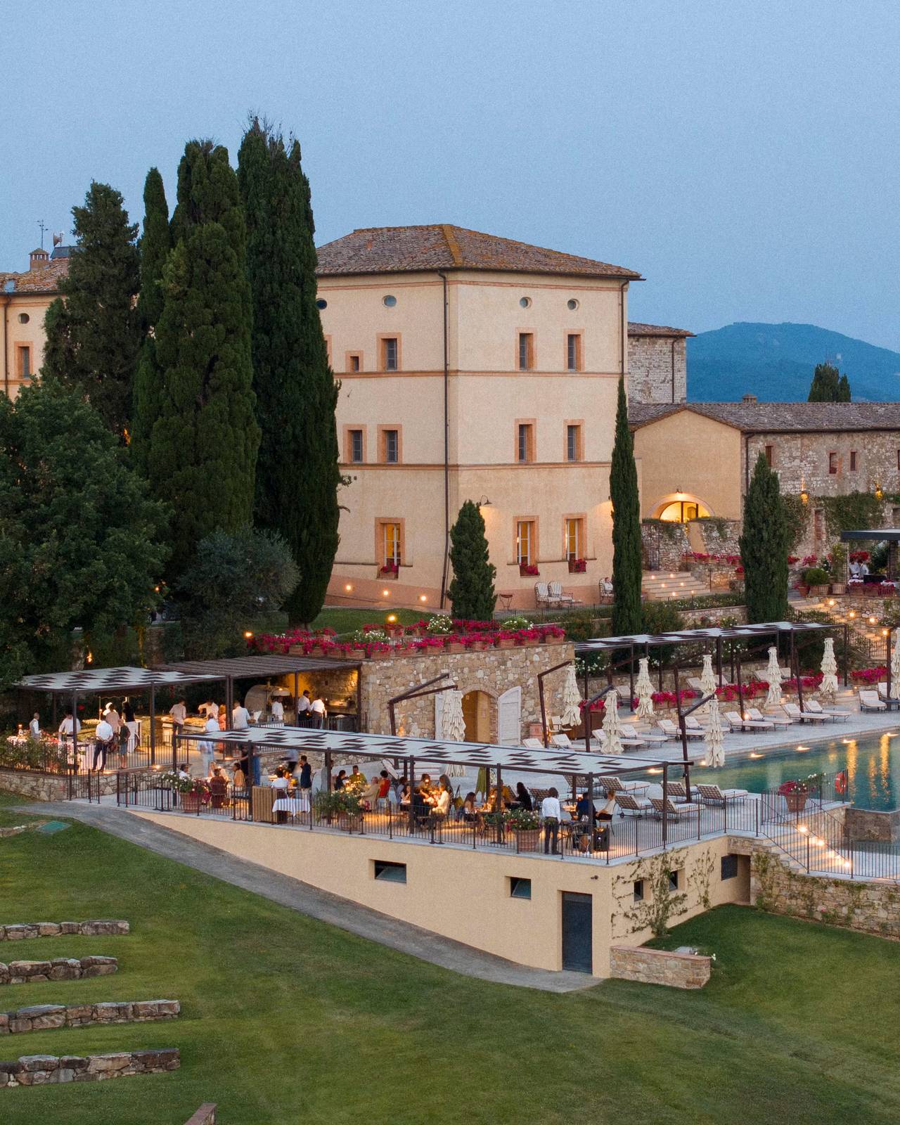 Castello di Casole Castello Grill 泳池旁露天座位
