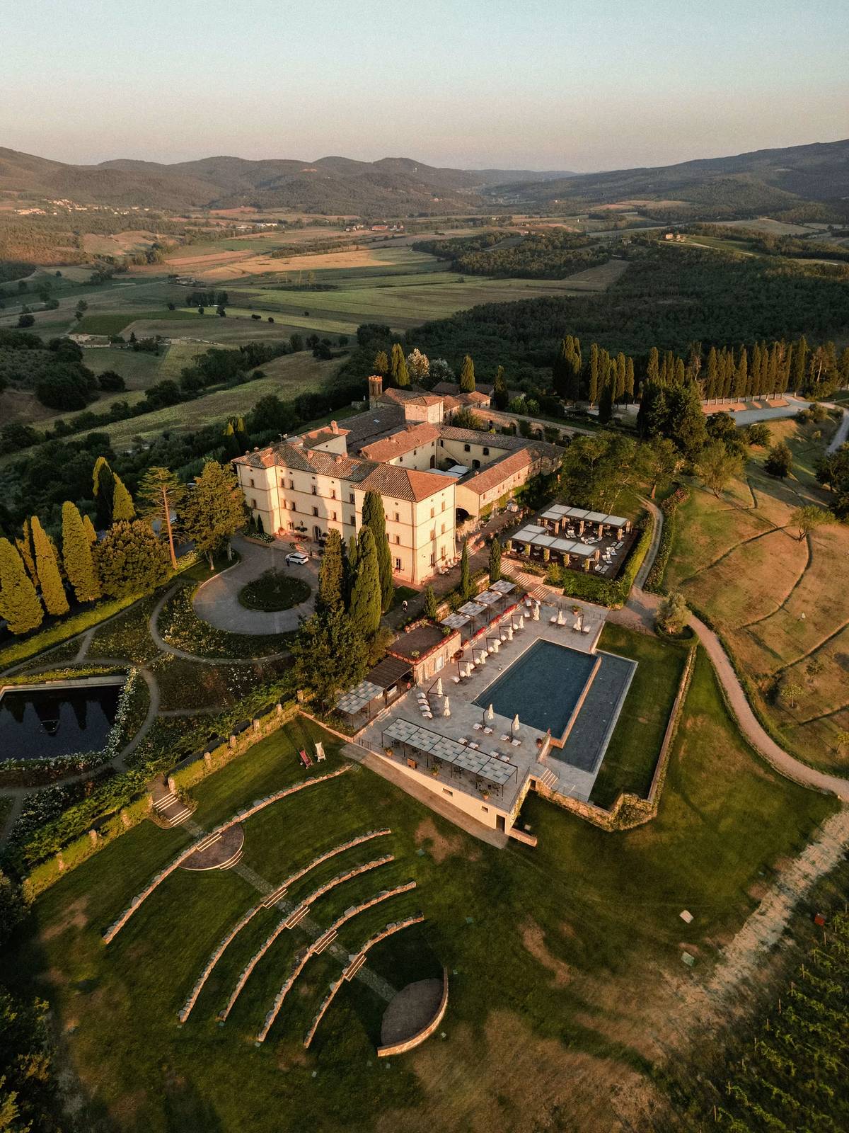 Castello di Casole 空拍古堡、無邊際泳池與周邊莊園