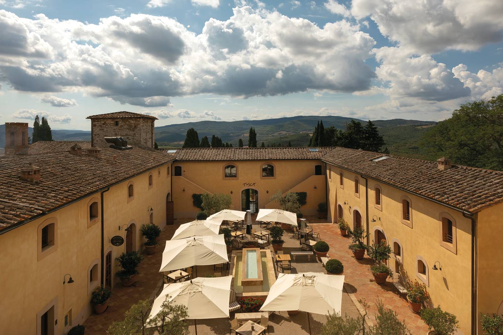 Castello di Casole 古堡中庭與托斯卡尼丘陵