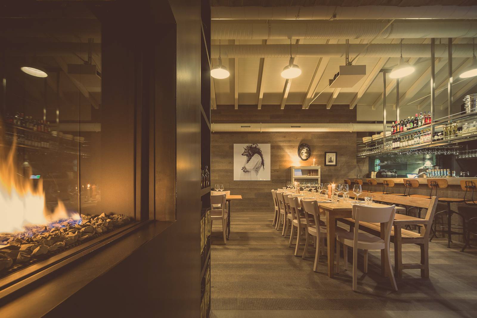 CERVO Ferdinand 餐廳壁爐旁用餐區