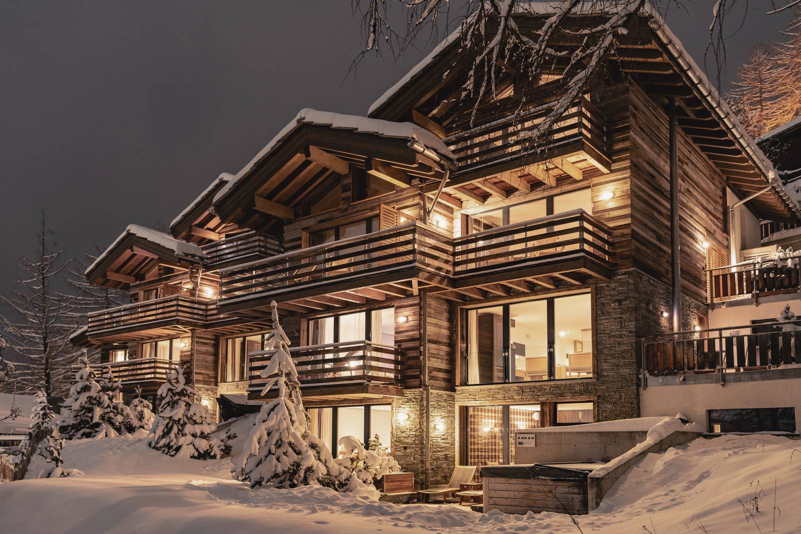 CERVO 雪夜裡亮燈的木屋