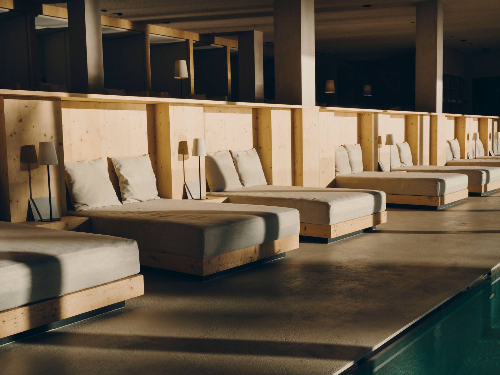 FORESTIS Spa 泳池旁的休憩躺床