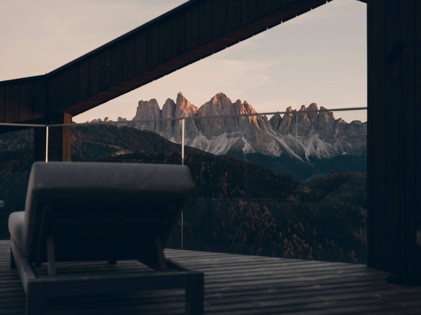 FORESTIS Penthouse 露台望向多洛米蒂山峰