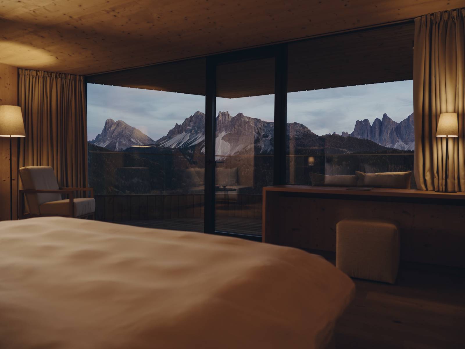 FORESTIS Tower Suite 落地窗外的多洛米蒂山景