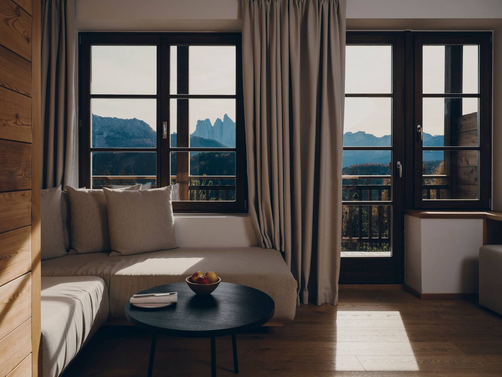FORESTIS Suite 起居區與陽台窗景