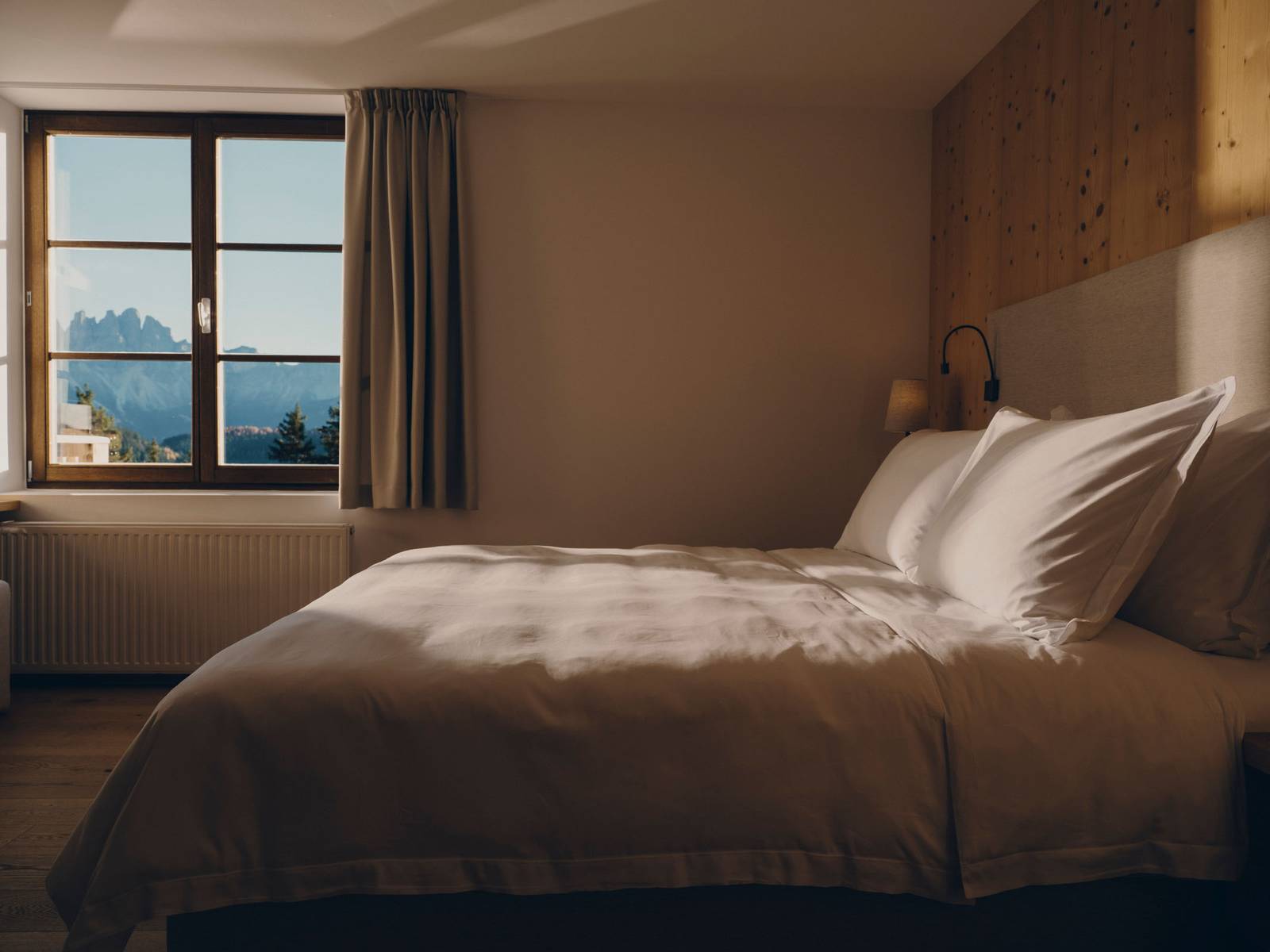 FORESTIS Room 客房床鋪與山景窗