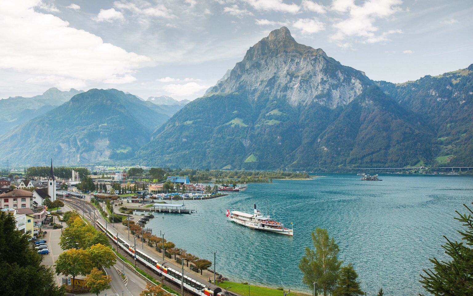Gotthard Panorama Express 列車與遊船行經弗呂埃倫湖岸