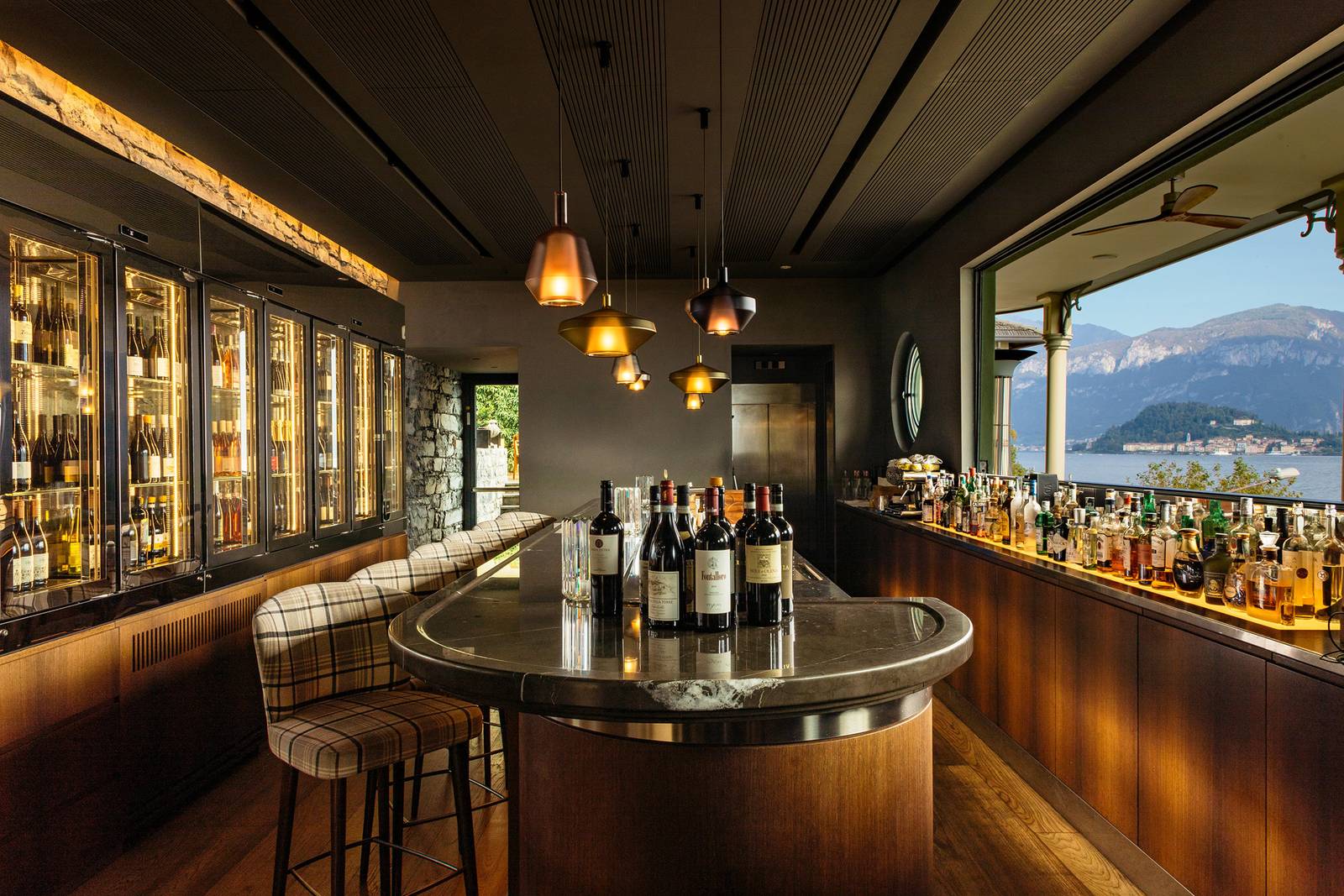 L'Escale Trattoria & Wine Bar 酒吧檯與酒櫃