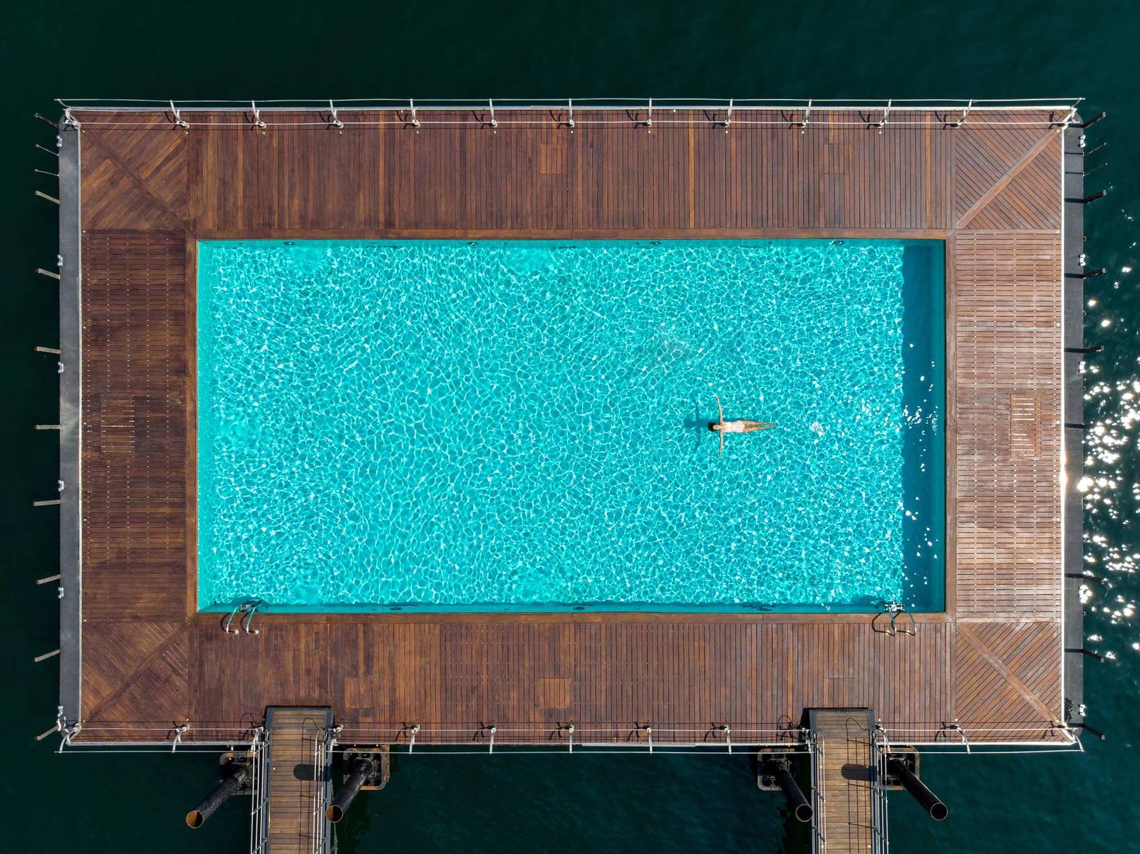 Grand Hotel Tremezzo 漂浮在科莫湖上的泳池空拍
