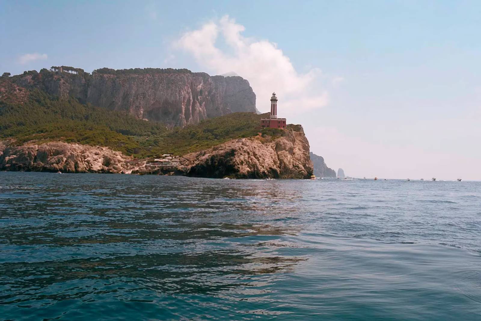 卡布里島海上遊船看見的燈塔海岸