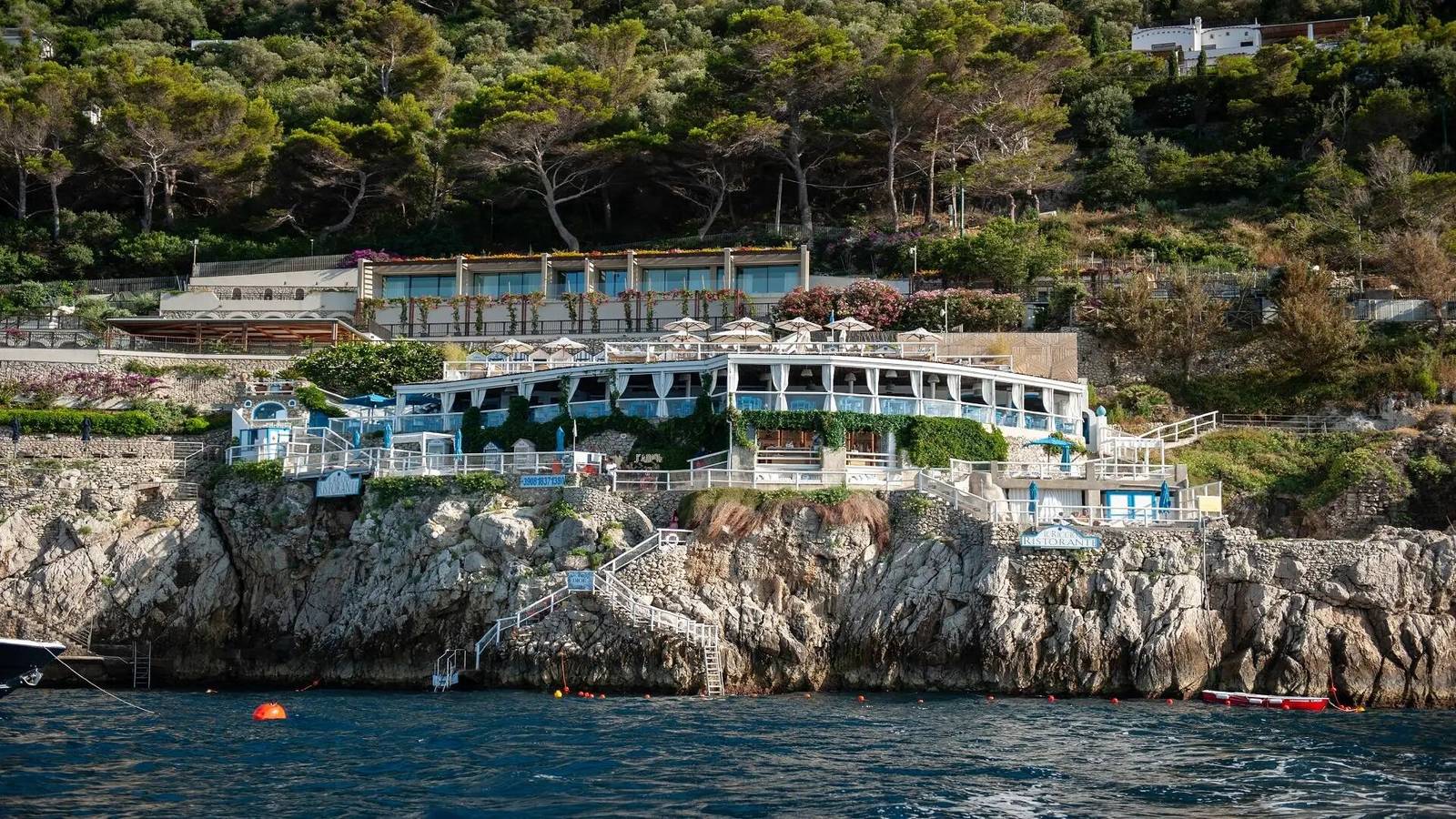 海邊懸崖上的 Il Riccio 餐廳與海灘俱樂部