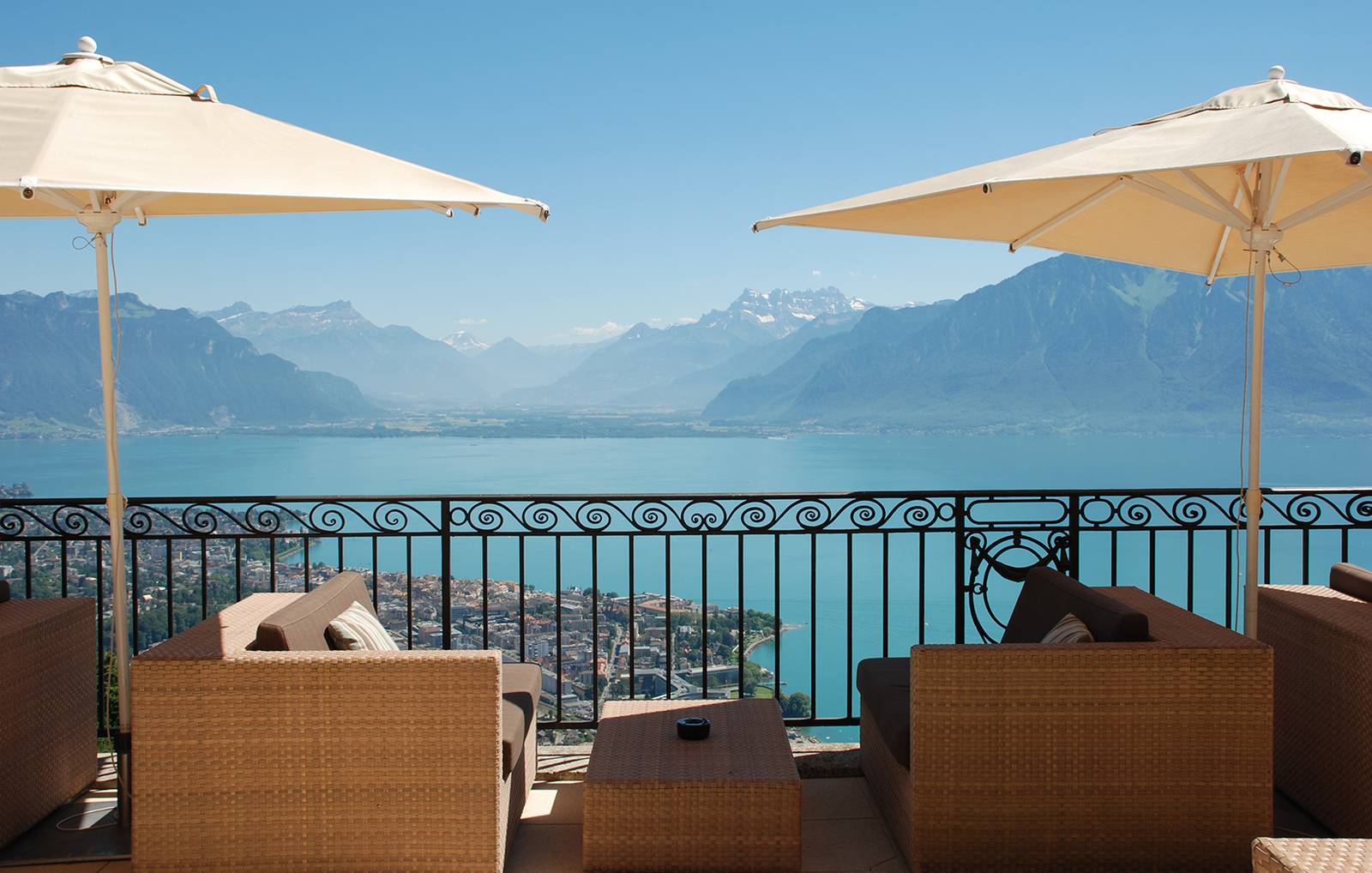 Mirador Lounge 全景露台座位