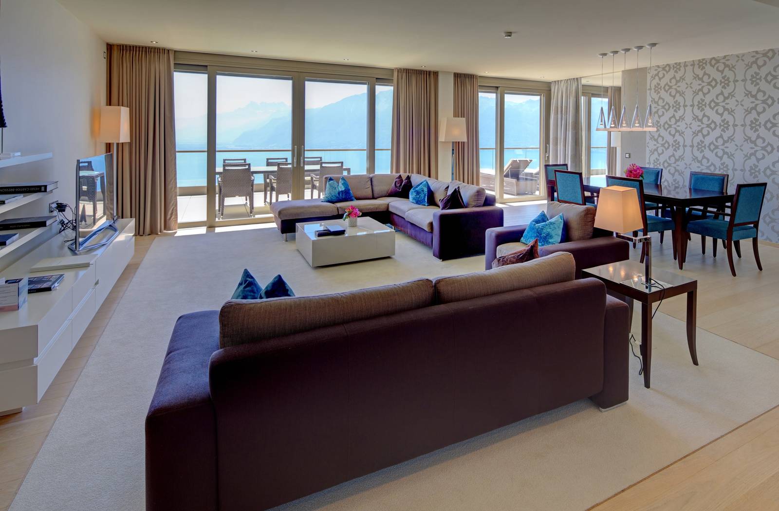 Le Mirador 景觀套房起居室與整面湖景落地窗