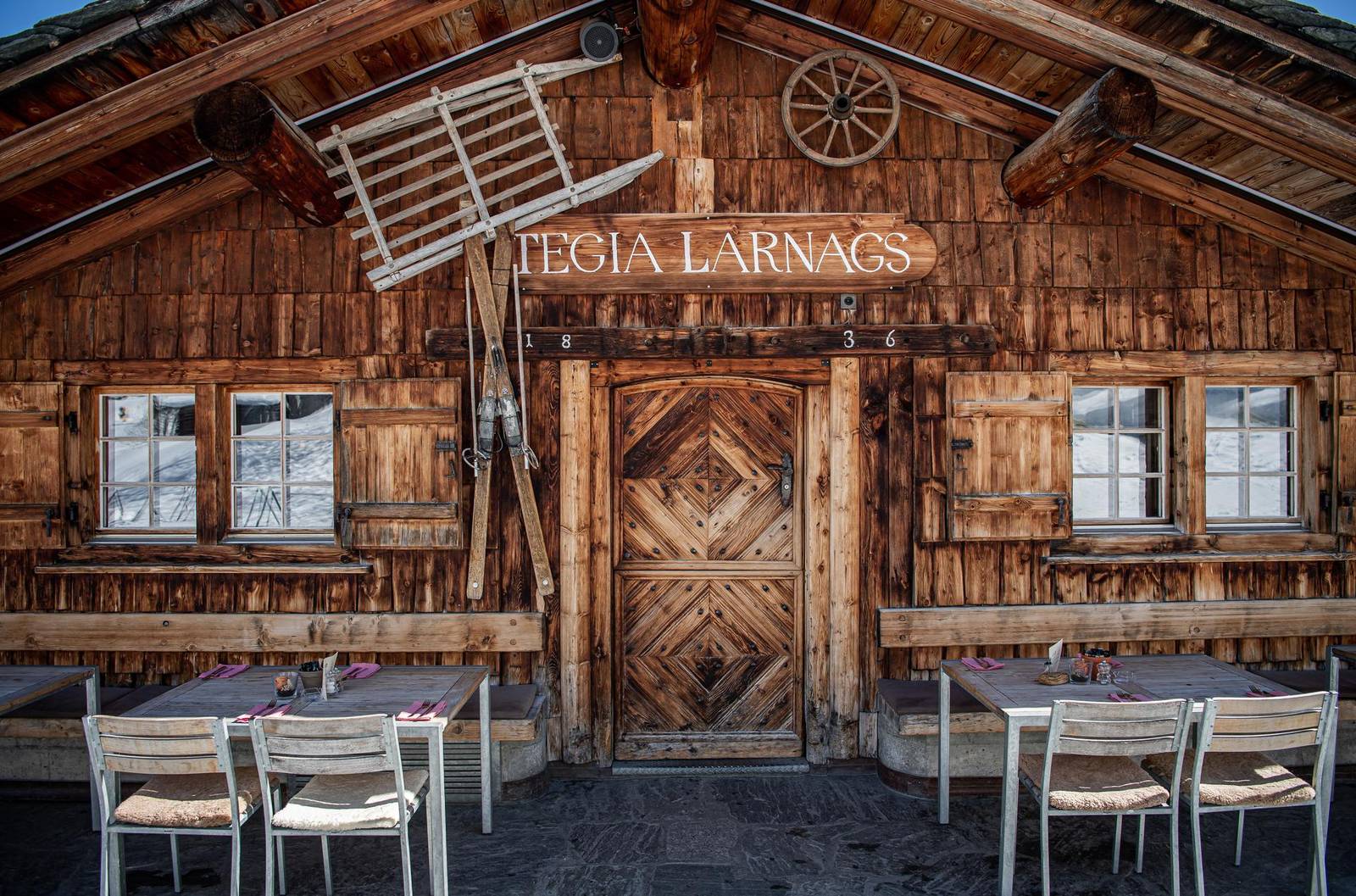 LAAX Tegia Larnags 木造山屋餐廳與露台