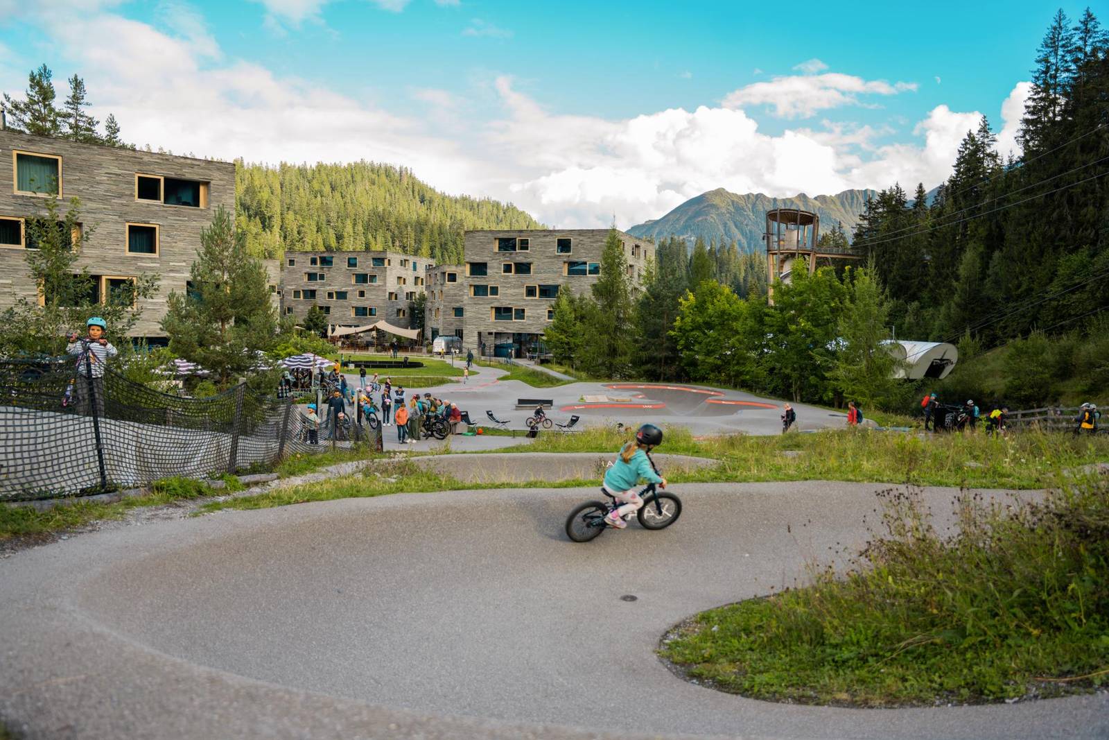 LAAX rocksresort 度假村旁的 pump track 滑板車道