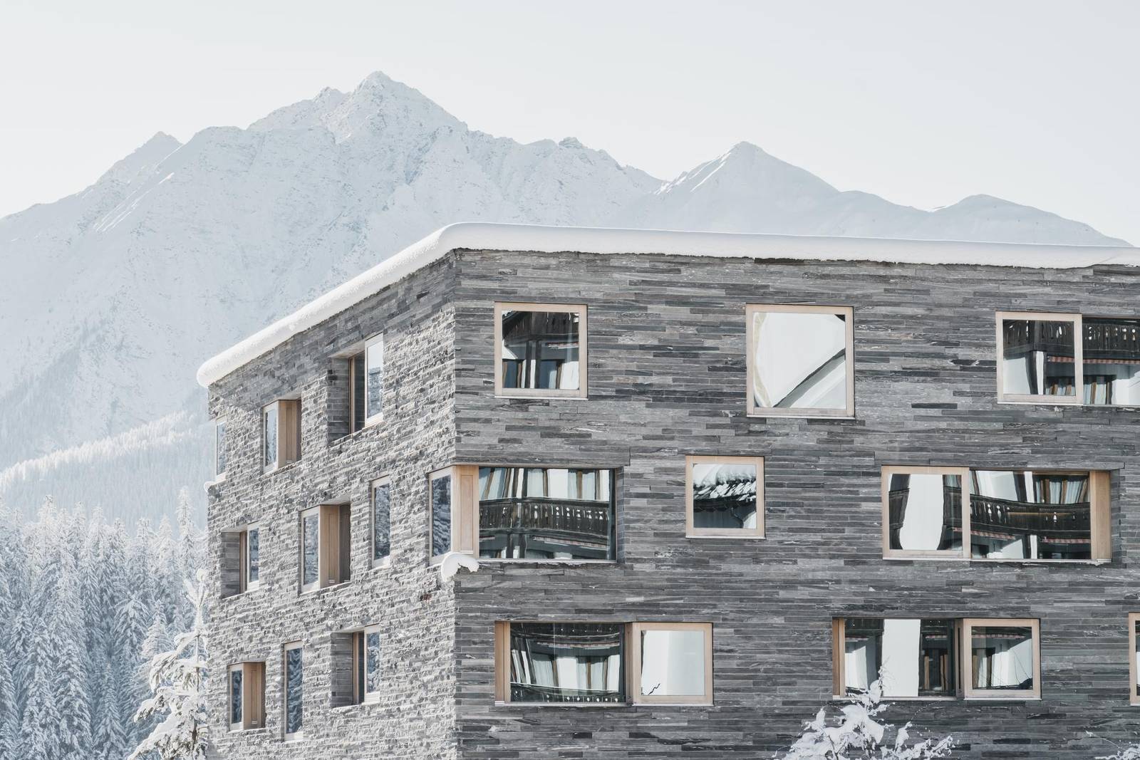 LAAX rocksresort 冬季雪景中的石材建築
