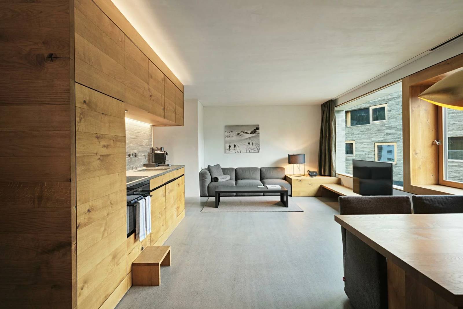 LAAX rocksresort 兩房公寓 Superior 客廳與廚房