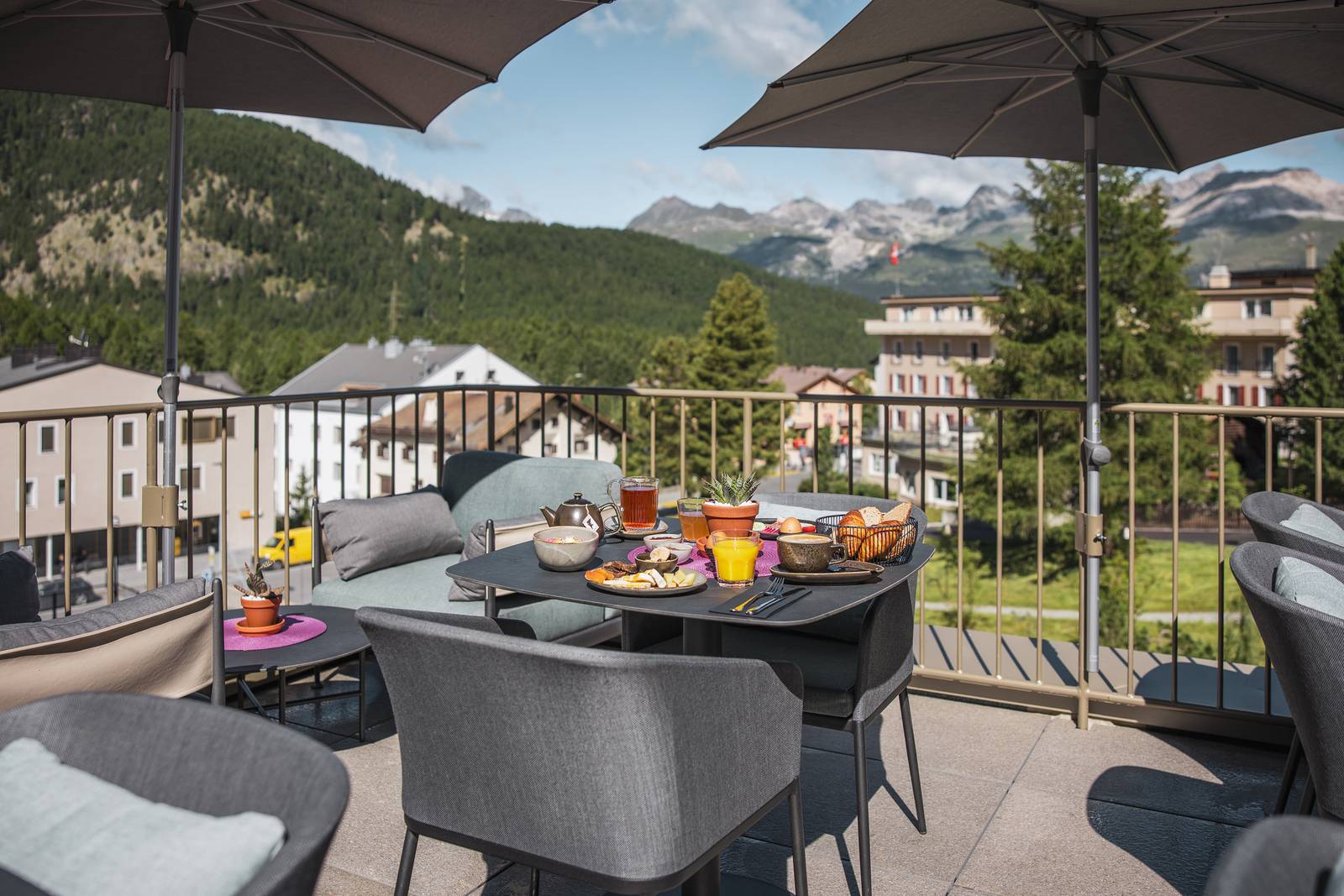 Sunstar Pontresina 陽光露台上的早餐桌
