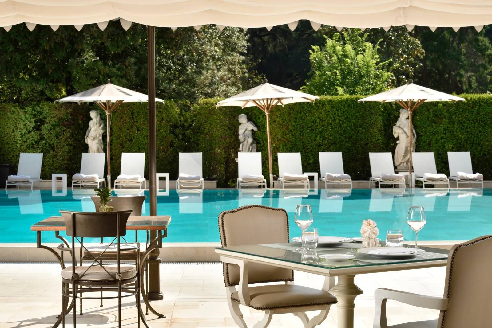Villa Cora Le Bistrot 泳池畔餐桌
