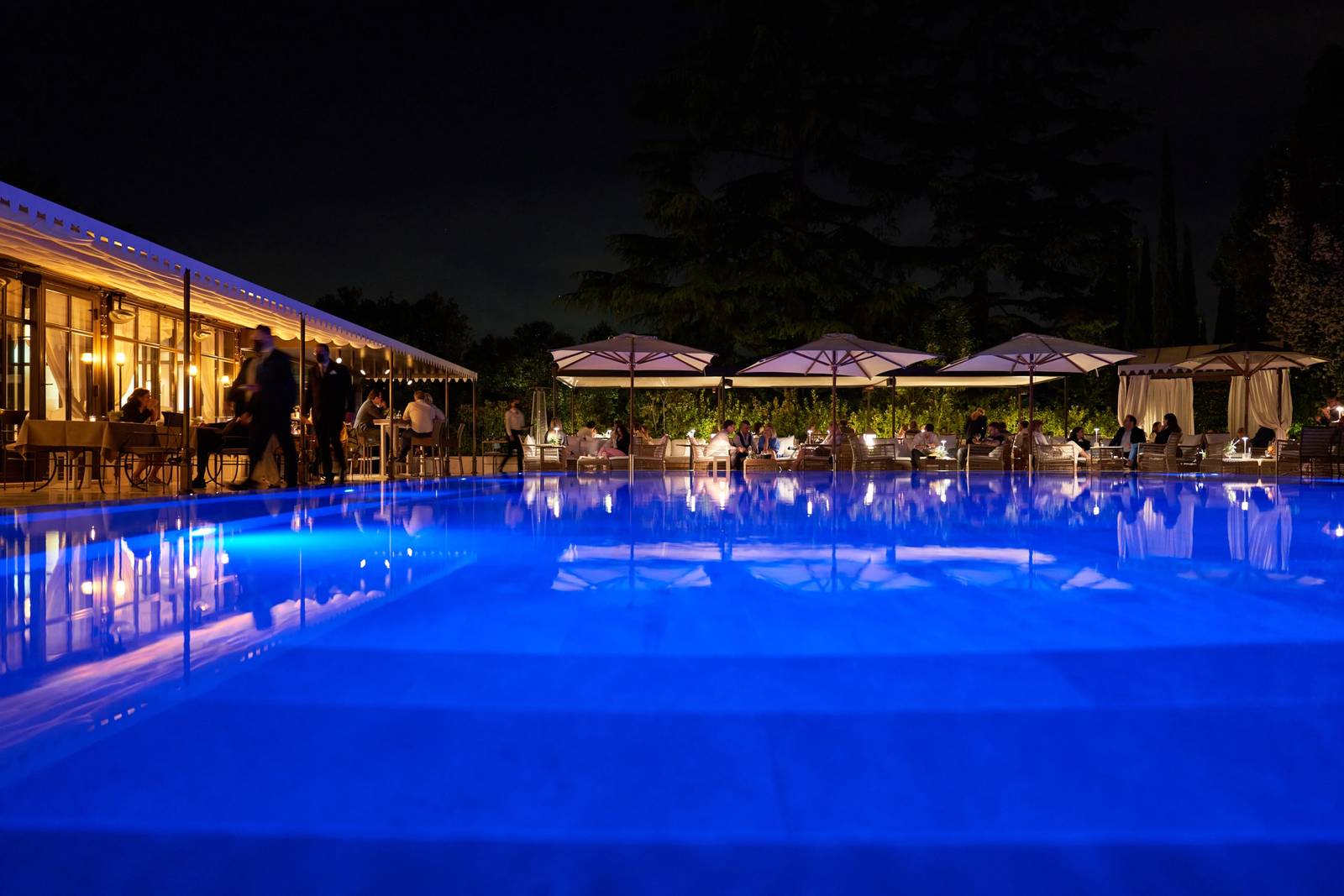 Villa Cora Santa Garden Cocktail Club 夜間泳池畔