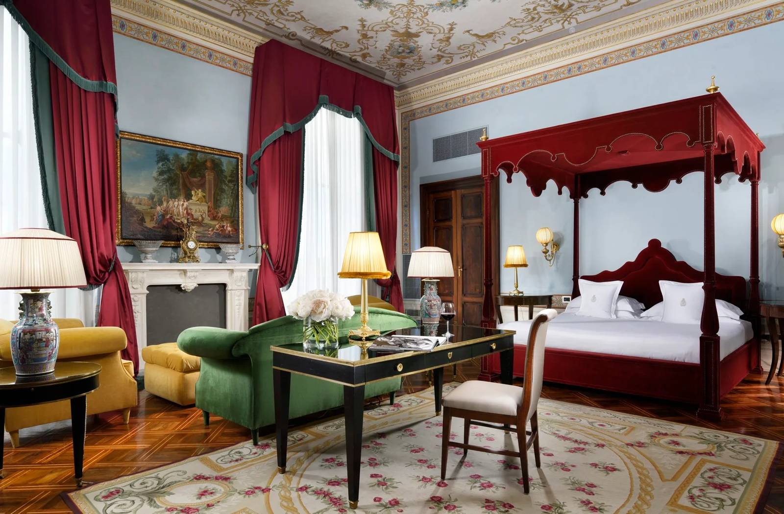 Villa Cora Imperial Suite 濕壁畫天花板與四柱床