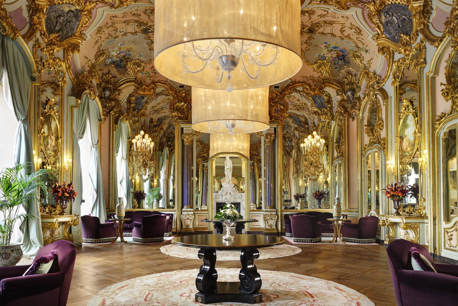 Villa Cora 鏡廳金色裝飾與水晶吊燈