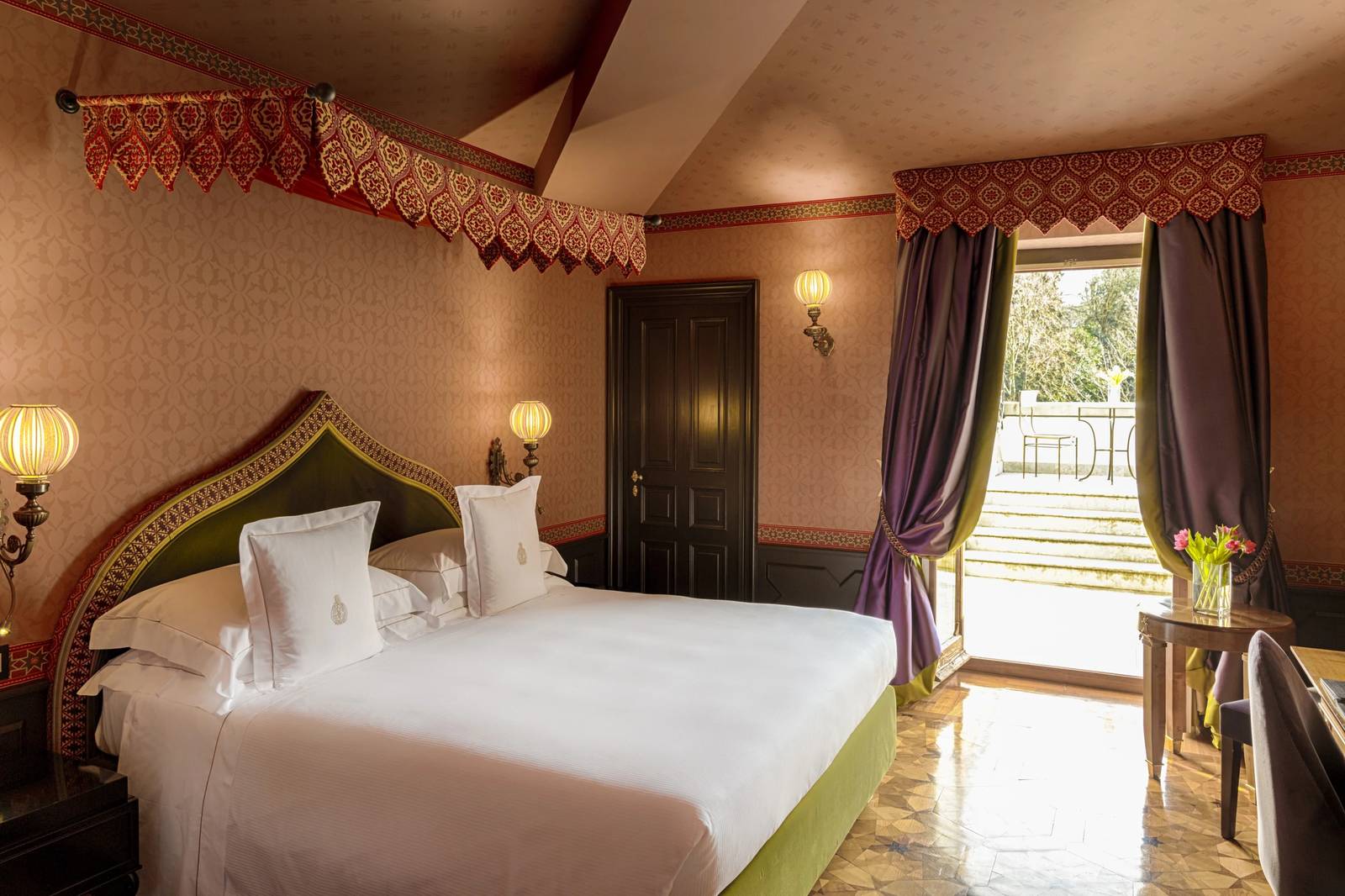 Villa Cora Family Room 臥室與露台