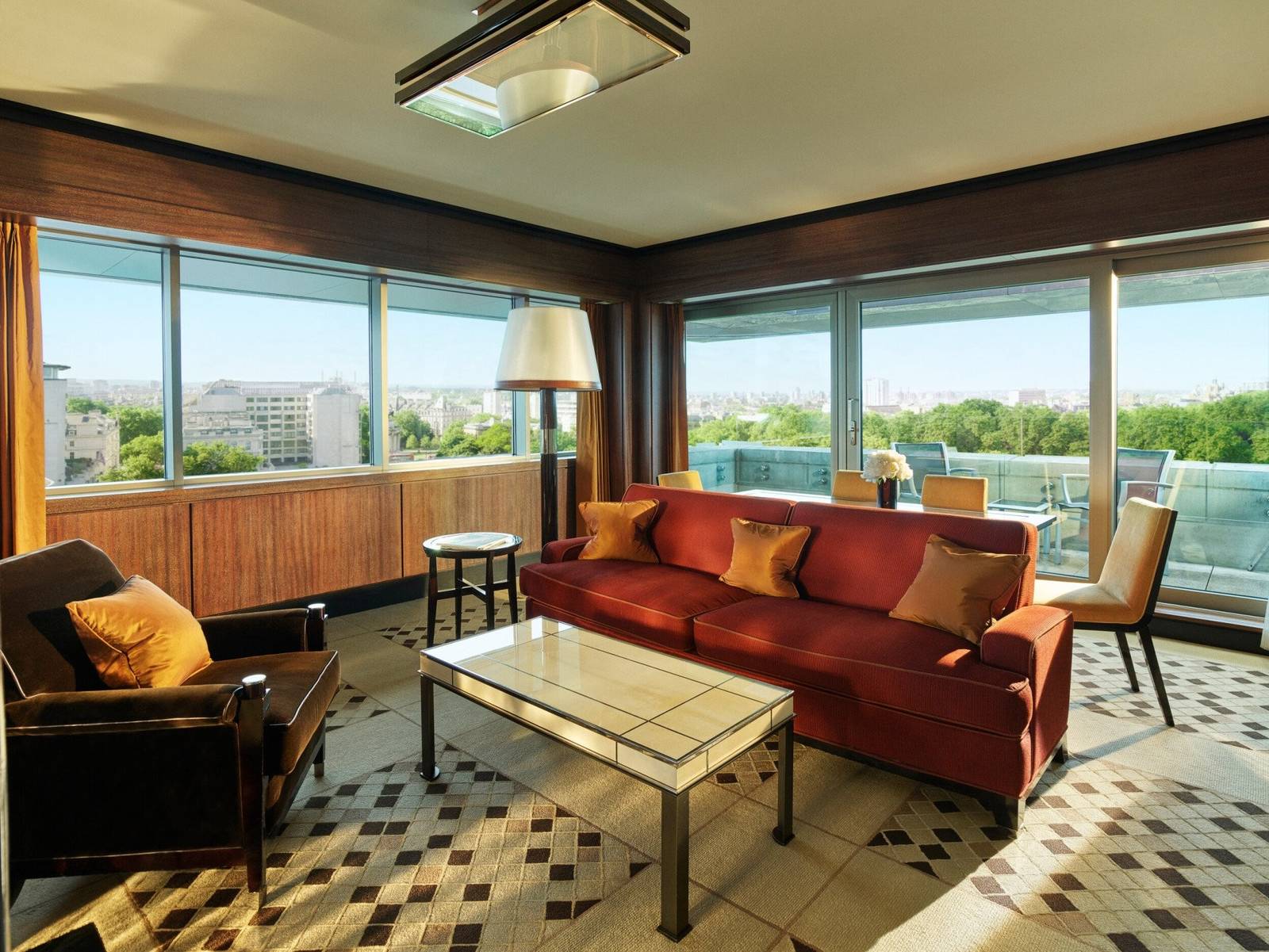 倫敦 45 Park Lane London Balcony Suite 起居室與窗外城市景觀